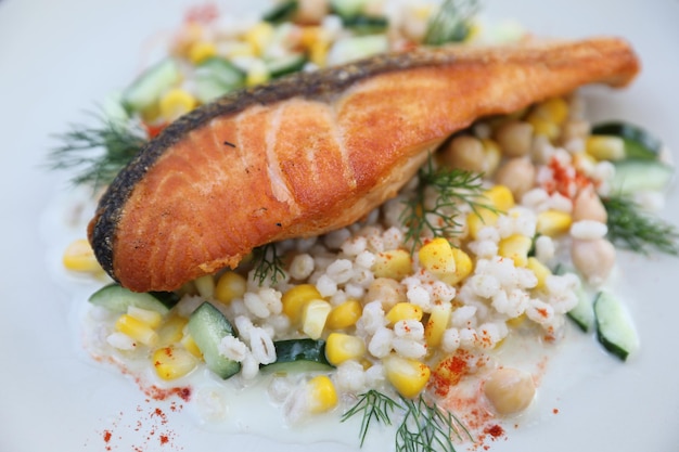 Foto salmón al horno con judías ensalada de lágrimas de job