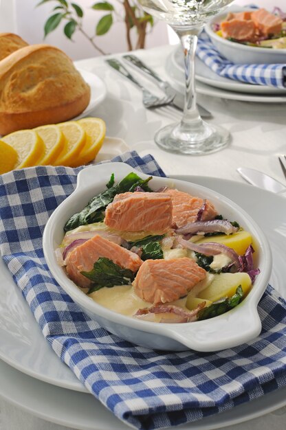 Salmón al horno con patatas y salsa de crema de espinacas