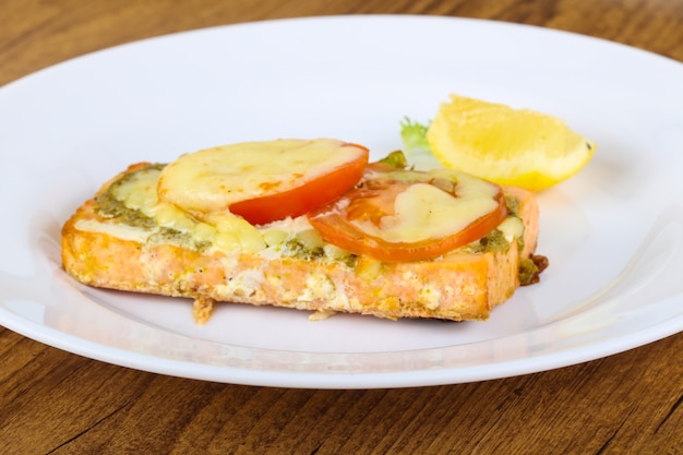 Salmón al horno con pesto