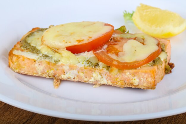 Salmón al horno con pesto