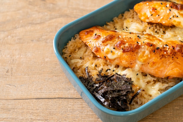 salmón al horno con queso y tazón de arroz miso picante