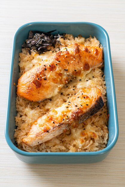 salmón al horno con queso y tazón de arroz miso picante