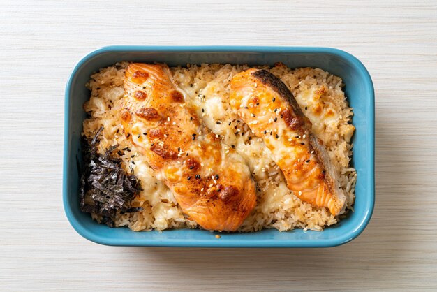 salmón al horno con queso y tazón de arroz miso picante