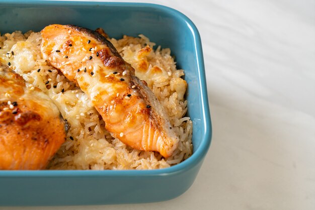 salmón al horno con queso y tazón de arroz miso picante