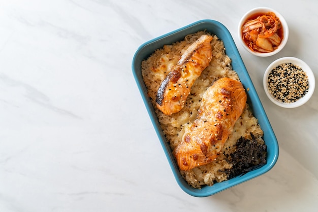 salmón al horno con queso y tazón de arroz miso picante