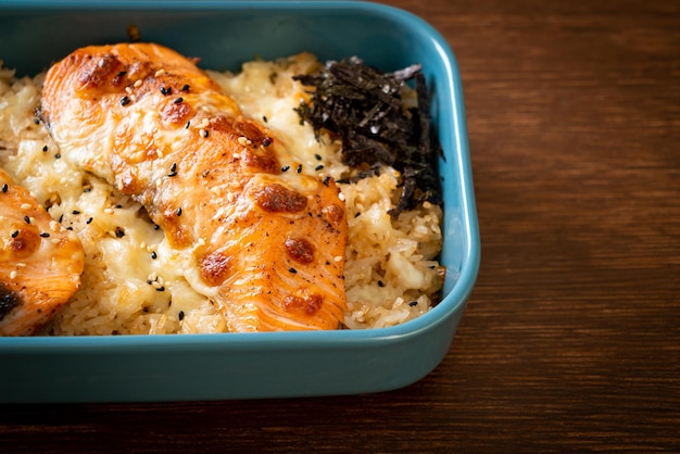 salmón al horno con queso y tazón de arroz miso picante