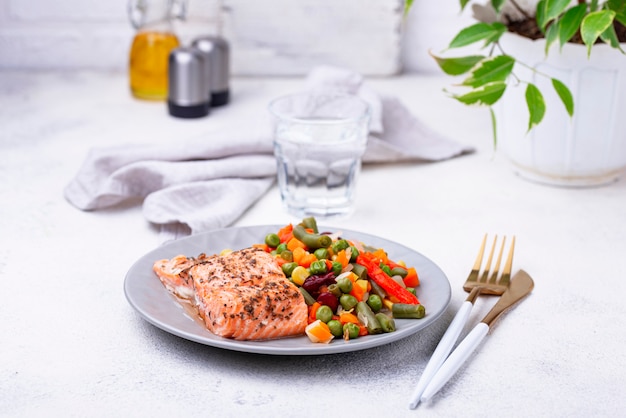 Salmón al horno con vegetales hervidos