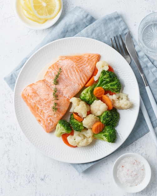 Salmón al vapor y verduras, Paleo, ceto, fodmap, dieta dash.