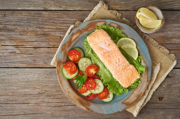 Foto salmón al vapor y verduras paleo keto dieta de mapa de alimento copiar la vista superior del espacio