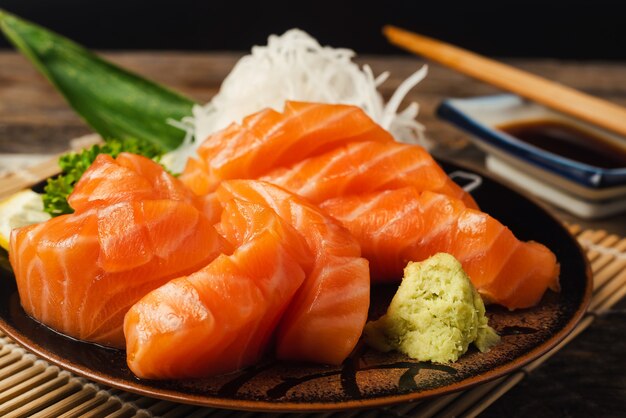 Salmón, arroz y wasabi en plante