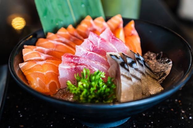 Salmón, atún, saba sashimi, pescado crudo al estilo japonés tradicional en restaurante japonés.