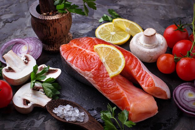 Salmón, champiñones, tomates y perejil.