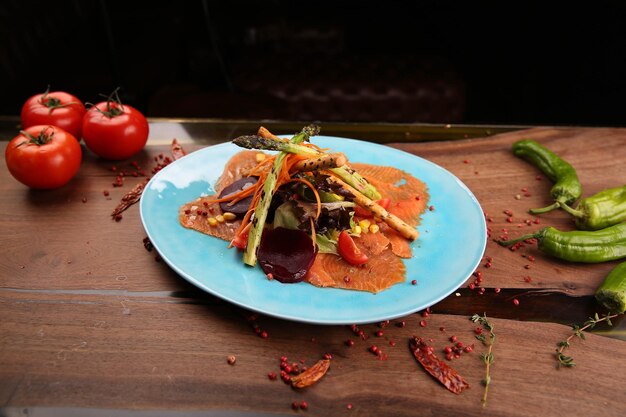 Salmón cocido con algunas verduras