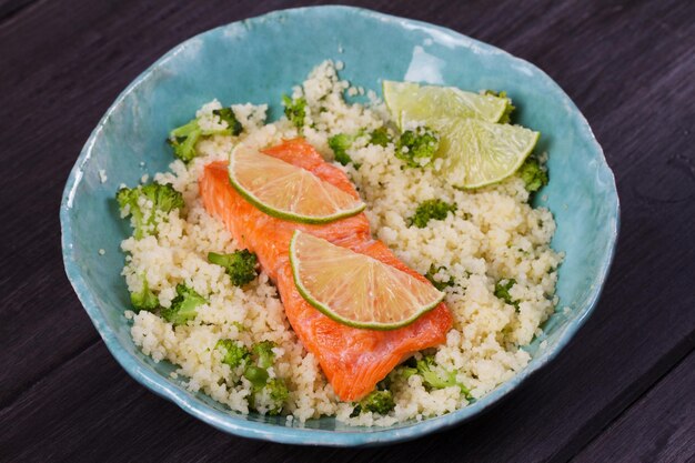 Salmón con Cous Cous Brócoli y Lima