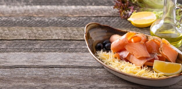 Salmón crudo congelado con queso, limón y aceitunas