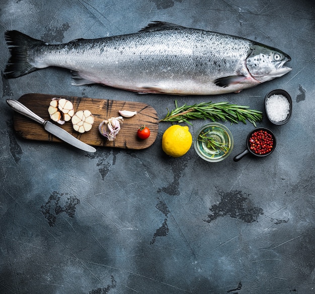 Salmón crudo fresco en una mesa de madera