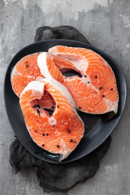 Salmón crudo fresco con pimienta negra en el plato