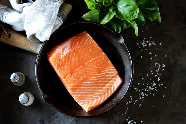 Salmón crudo fresco en una sartén de hierro fundido