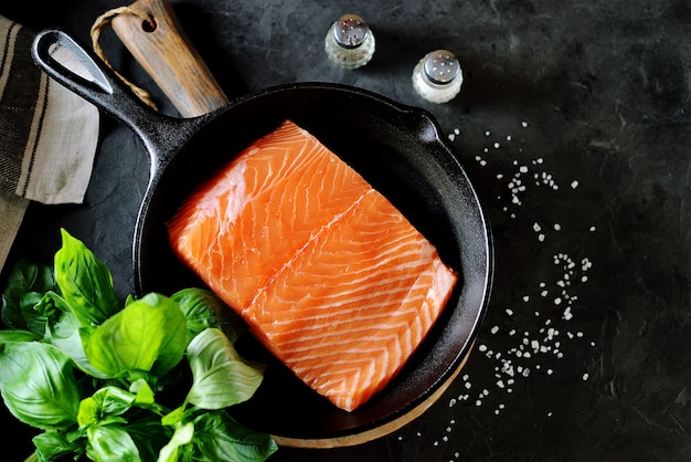 Salmón crudo fresco en una sartén de hierro fundido