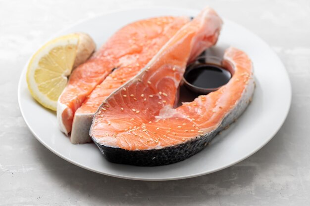 Salmón crudo con gambas en manjar blanco sobre cerámica