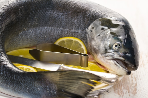 Foto salmón crudo con limón