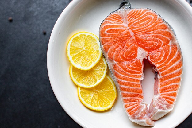 salmón crudo pescado rojo mariscos frescos listos para cocinar y comer en la mesa