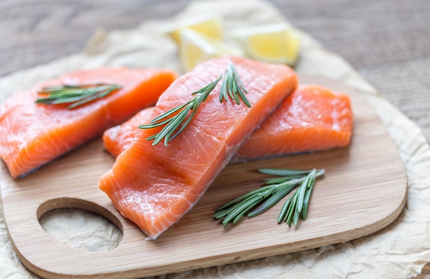 Salmón crudo en el tablero de madera