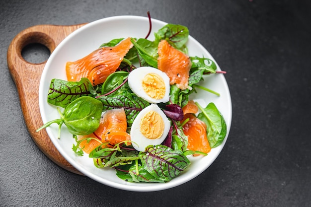 salmón ensalada de pascua hojas verdes huevo lechuga comida saludable comida dieta merienda en la mesa espacio de copia