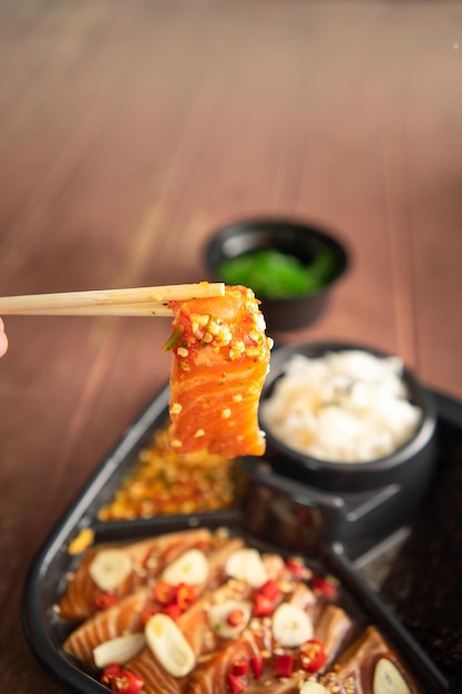 Salmón en escabeche con shoyu o salsa de soja y salsa picante Comida de estilo tailandés.