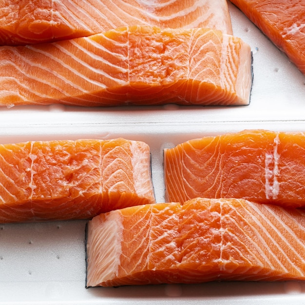 Salmón fresco cortado en trozos y listo para cocinar corte de pescado