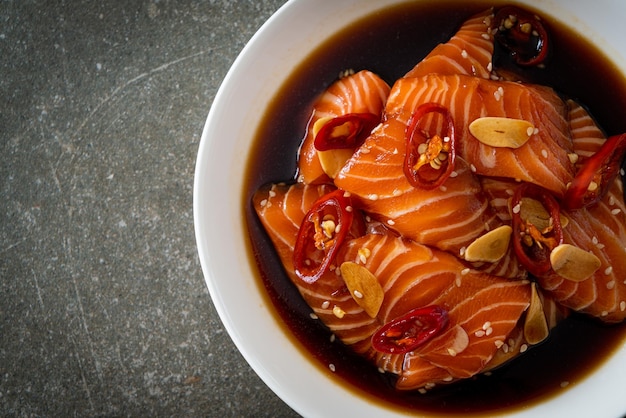 Salmón fresco crudo en escabeche en salsa shoyu