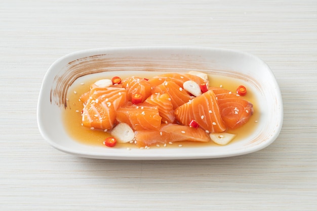 salmón fresco crudo marinado shoyu o salmón en escabeche salsa de soja - estilo de comida asiática