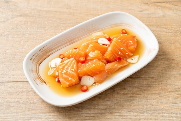 salmón fresco crudo marinado shoyu o salmón en escabeche salsa de soja - estilo de comida asiática