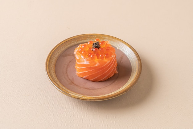 salmón fresco crudo con sushi de huevo de salmón - estilo de comida japonesa