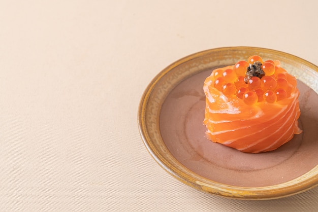 salmón fresco crudo con sushi de huevo de salmón