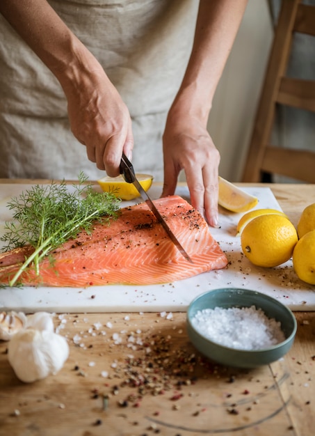 Foto salmón fresco con la idea de receta de fotografía de comida de eneldo