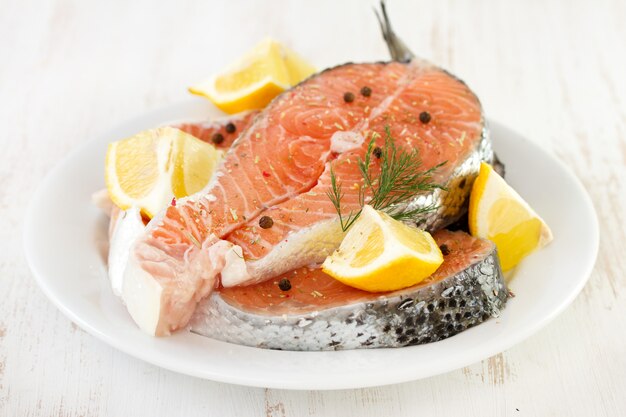 Salmón fresco con limón.