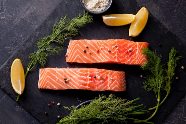 Salmón fresco orgánico listo para cocinar