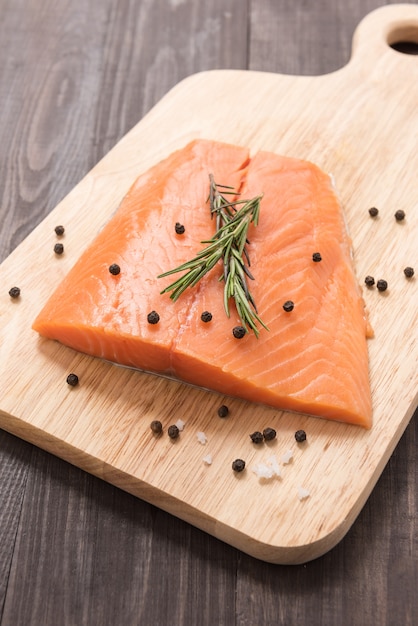 Salmón fresco con pimienta en la mesa de madera