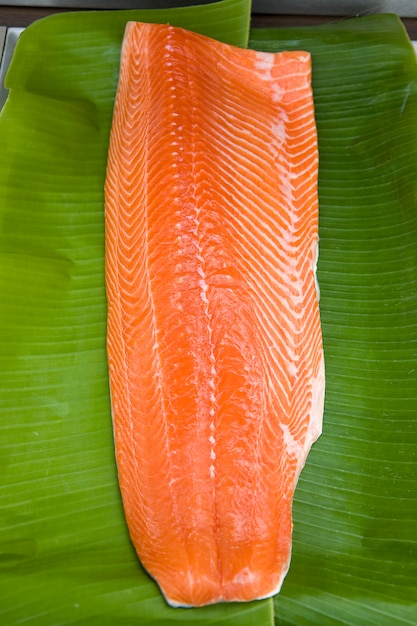 Salmón fresco preparado para cocinar