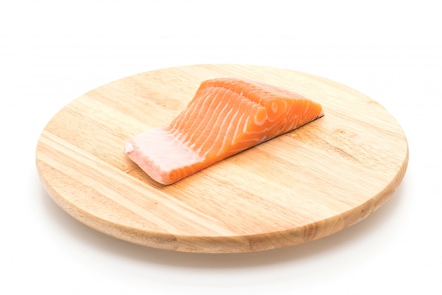 salmón fresco en tablero de madera