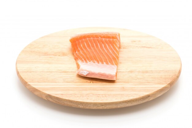 salmón fresco en tablero de madera