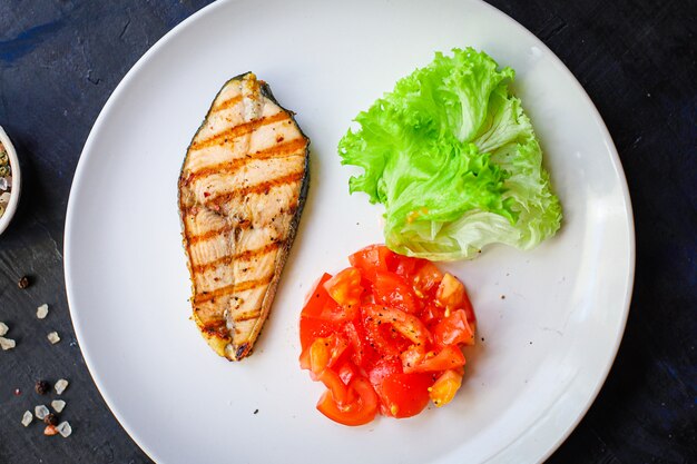 Salmón frito a la parrilla con ensalada de verduras tomate comida