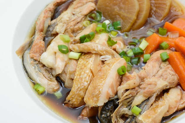 Salmón en fuente de soja con verduras sopa de barriga de pescado