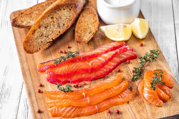 Salmón gravlax con crema agria