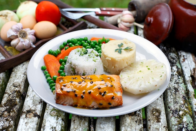 Salmón con guarniciones