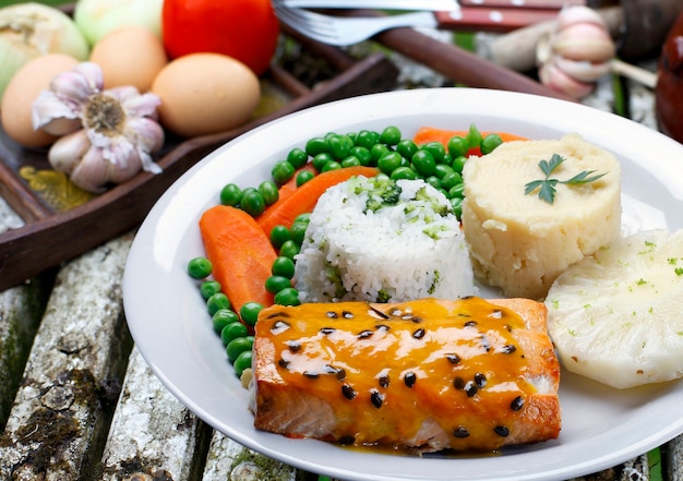 Salmón con guarniciones