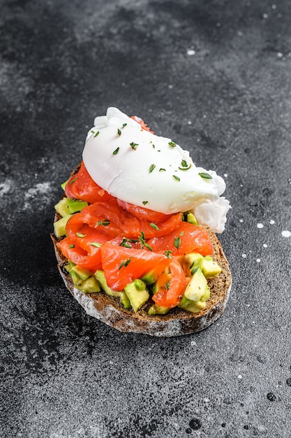 Salmón y huevo escalfado sobre tostadas a la plancha