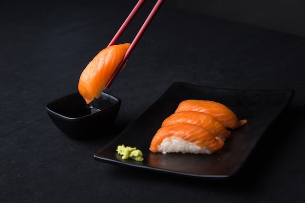 Foto salmón nigiri sushi y wasabi estilo tradicional de comida japonesa.