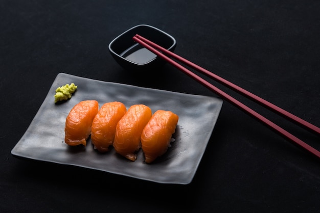 Salmón nigiri sushi y wasabi japonés tradicional